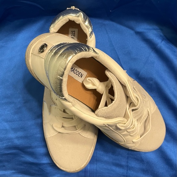 NWOB 8.5 Steve Madden Zooma Star distressed sneakers - Picture 4 of 11